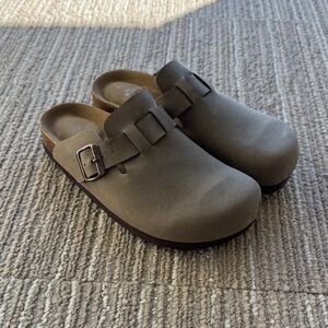 Cushionaire Boston Clog